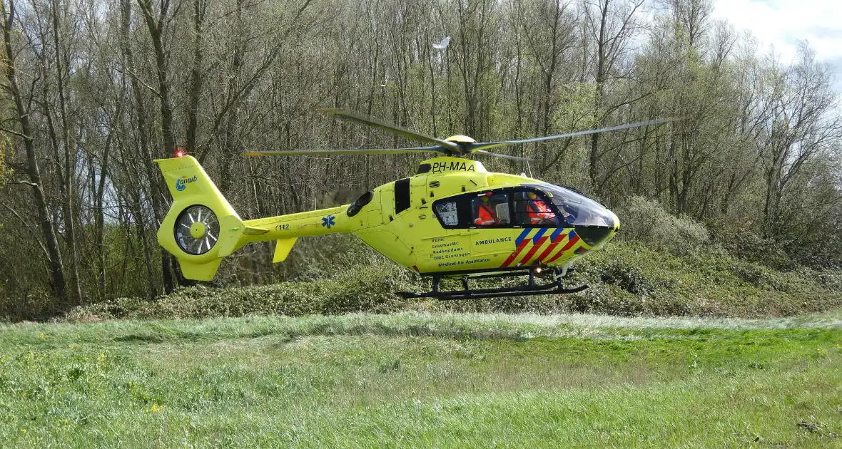 Traumahelikopter landt naast snelweg - Foto 6