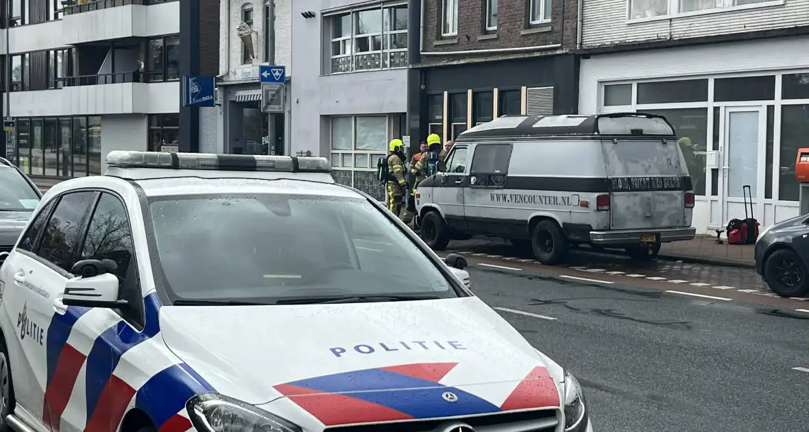 Politie en brandweer doen onderzoek in pand