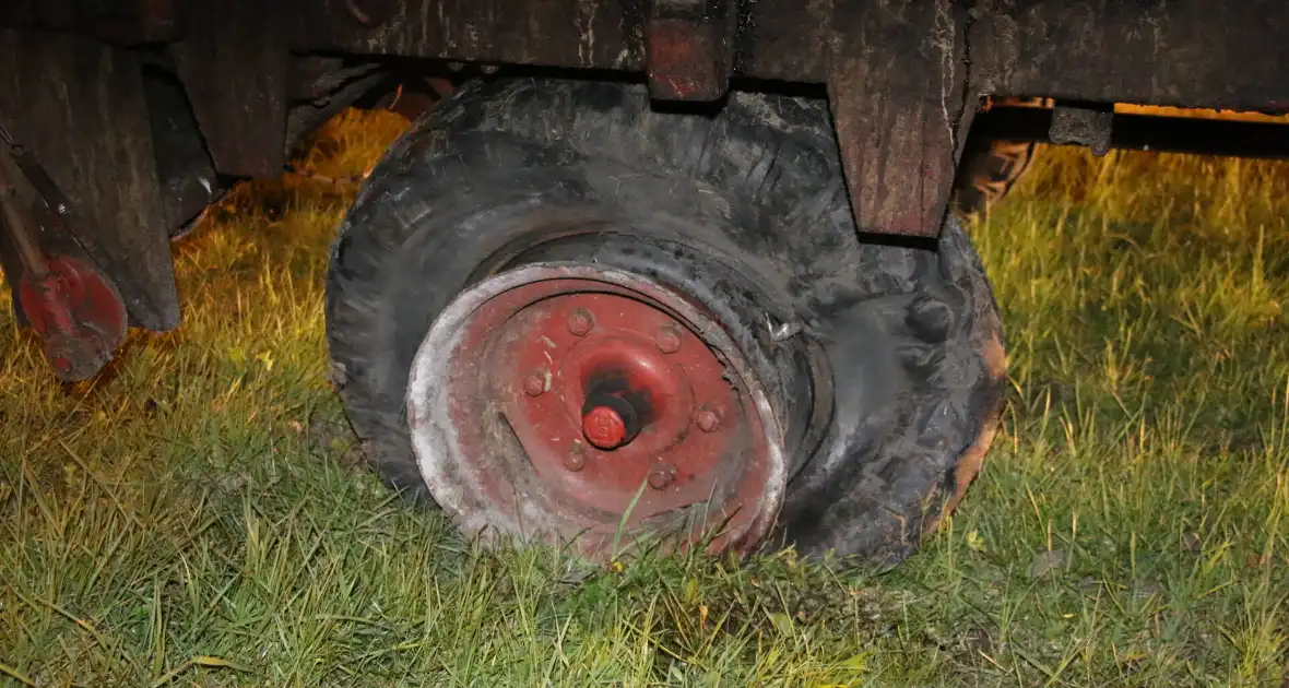 Gestrande aanhanger van tractor moeilijk te bergen - Foto 4