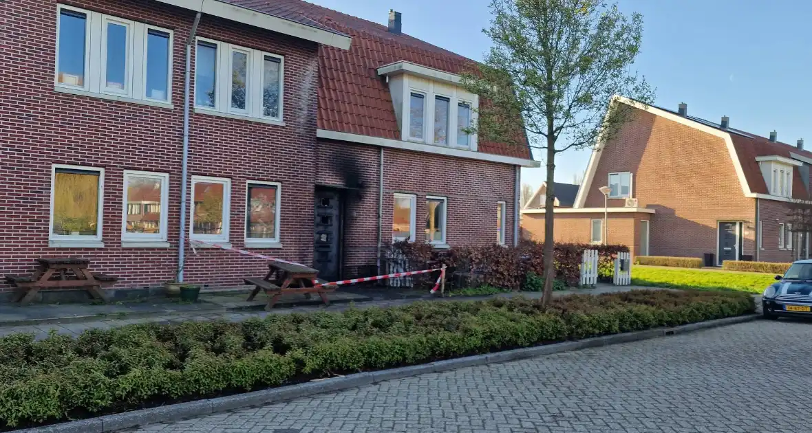 Brandbom veroorzaakt brand bij voordeur - Foto 2