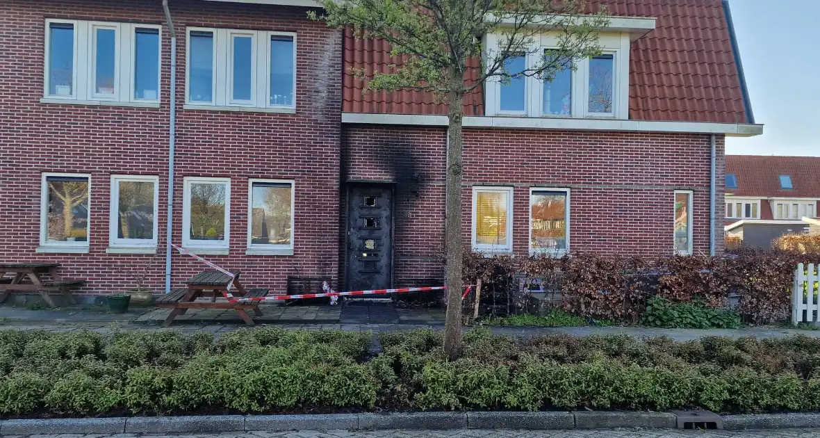 Brandbom veroorzaakt brand bij voordeur - Foto 3