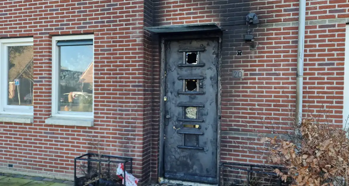 Brandbom veroorzaakt brand bij voordeur - Foto 4