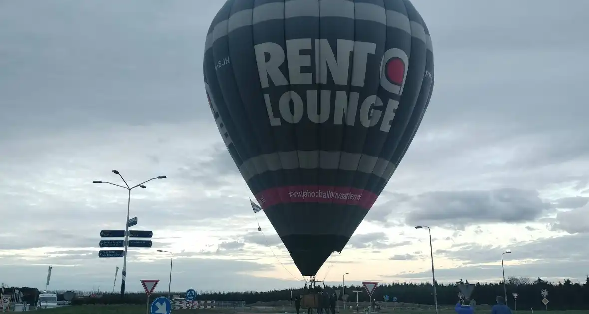 Luchtballon maakt noodlanding op rotonde