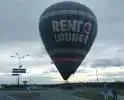 Luchtballon maakt noodlanding op rotonde