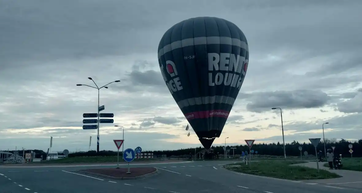 Luchtballon maakt noodlanding op rotonde - Foto 1