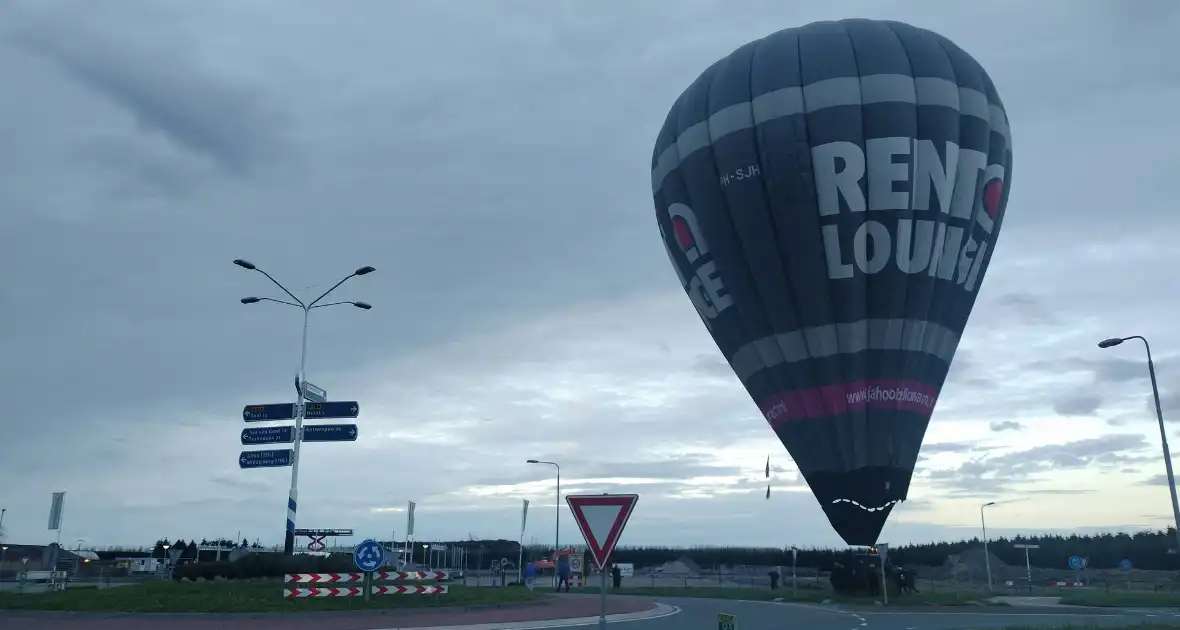 Luchtballon maakt noodlanding op rotonde - Foto 2