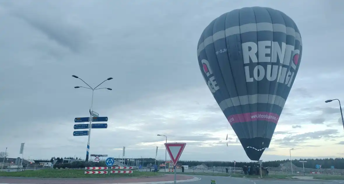 Luchtballon maakt noodlanding op rotonde - Foto 3