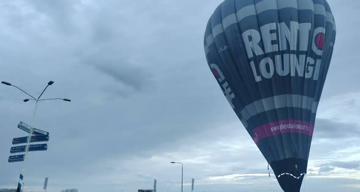 Luchtballon maakt noodlanding op rotonde - Foto 4