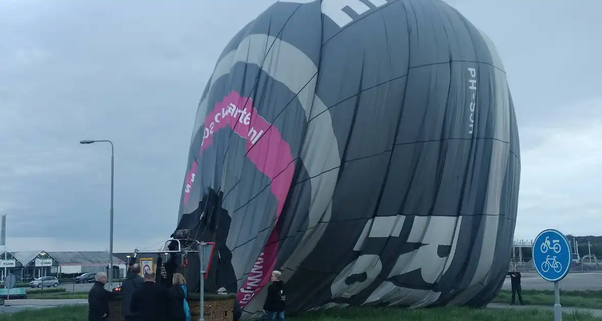 Luchtballon maakt noodlanding op rotonde - Foto 5