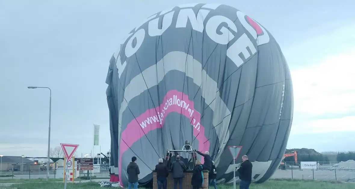 Luchtballon maakt noodlanding op rotonde - Foto 6