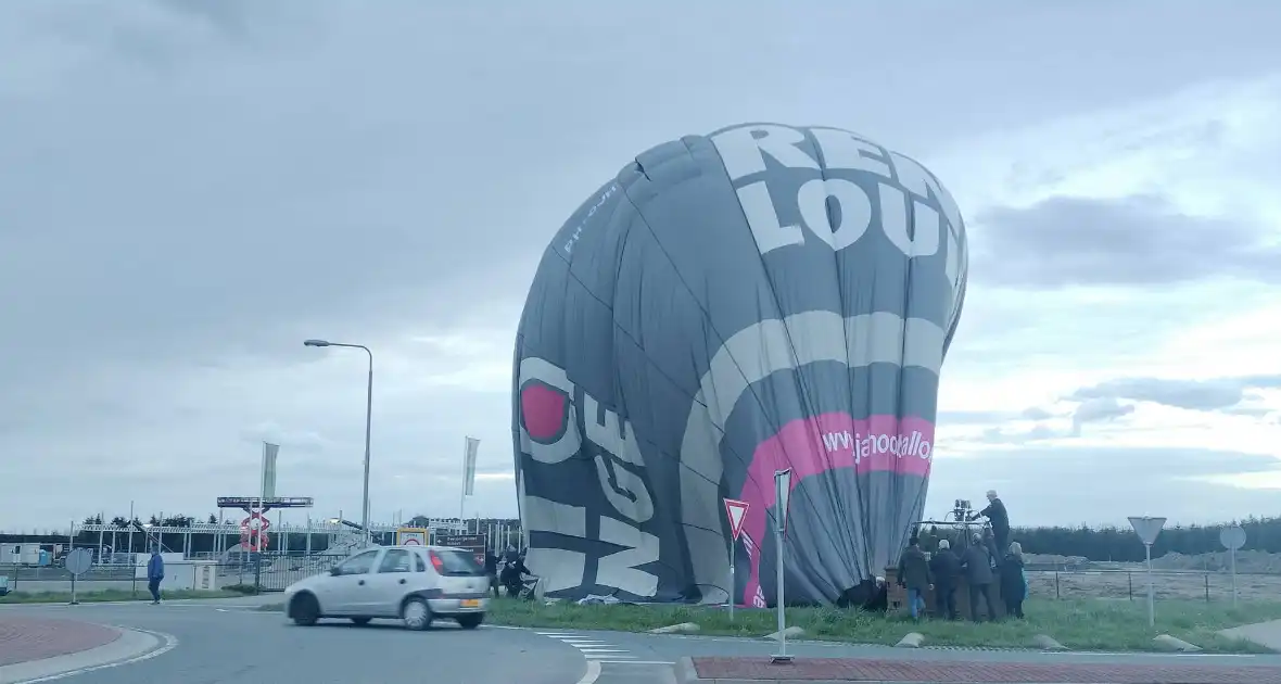 Luchtballon maakt noodlanding op rotonde - Foto 7