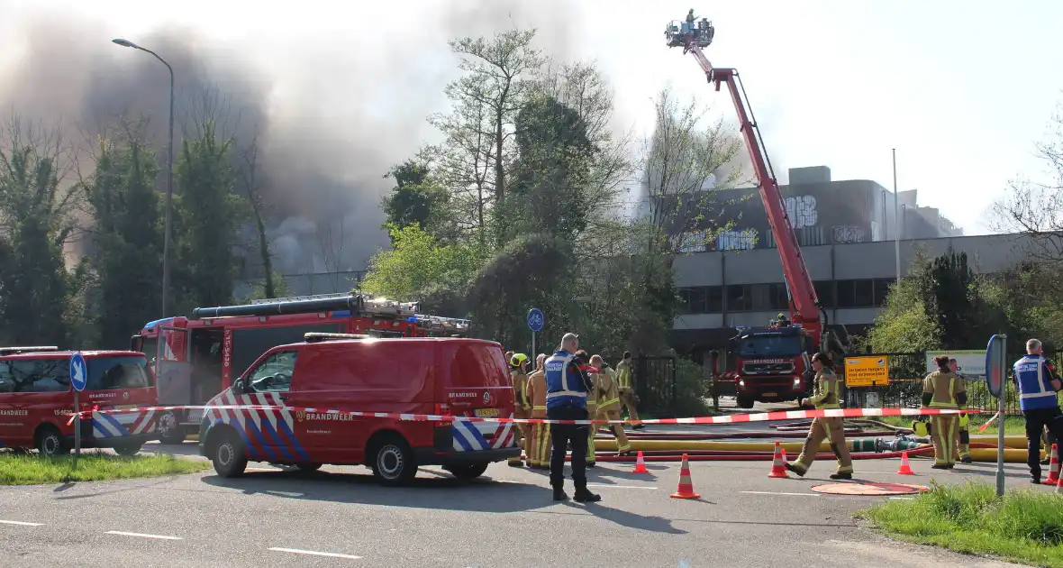 NL-Alert vanwege grote brand in leegstaand bedrijf - Foto 4