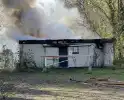 Flinke vlammen slaan uit dak van slooppand