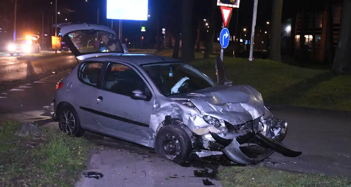 Gewonden en enorme schade bij botsing - Foto 1