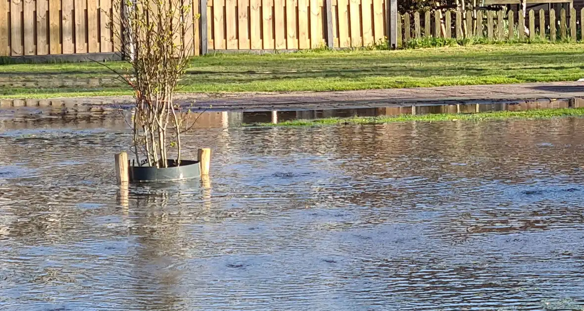 Grasveld onder water door gesprongen waterleiding - Foto 1