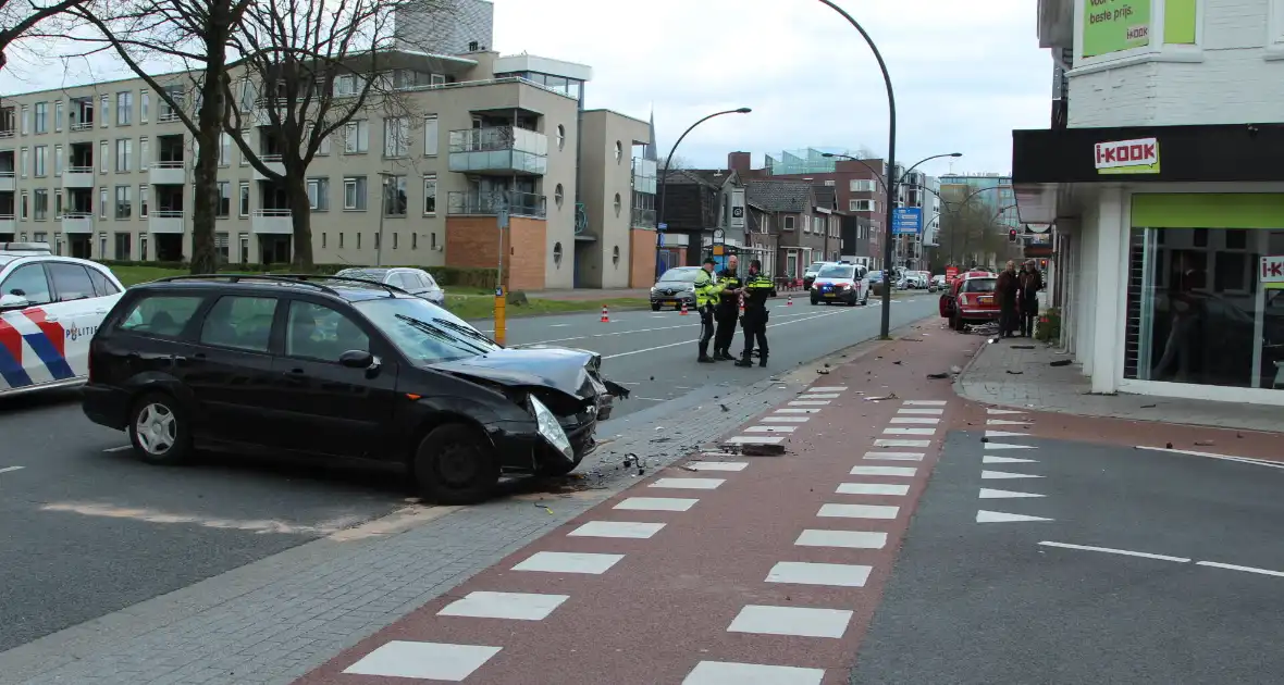 Twee auto's en fietser betrokken bij ongeval - Foto 3