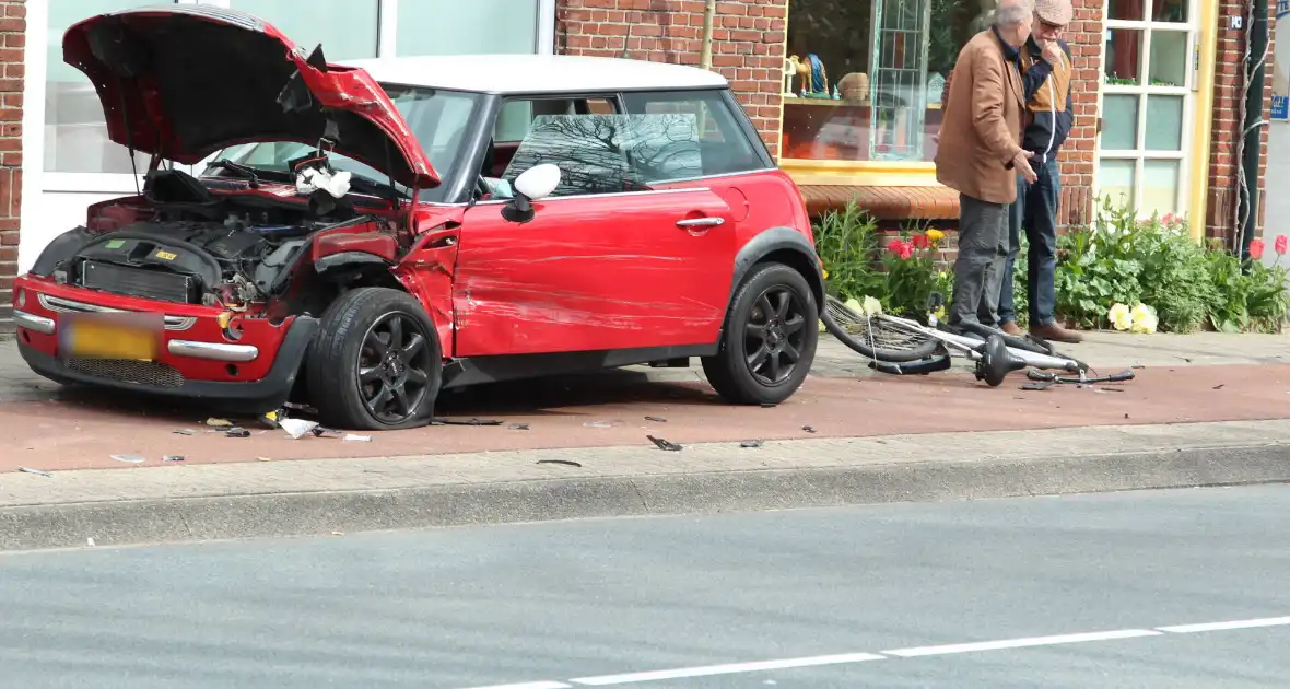 Twee auto's en fietser betrokken bij ongeval - Foto 4