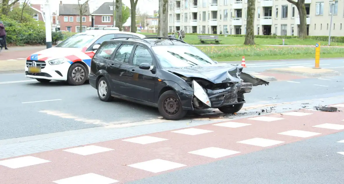 Twee auto's en fietser betrokken bij ongeval - Foto 7