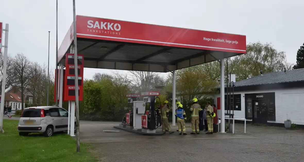 Automobilist rijdt pompinstallatie omver - Foto 6