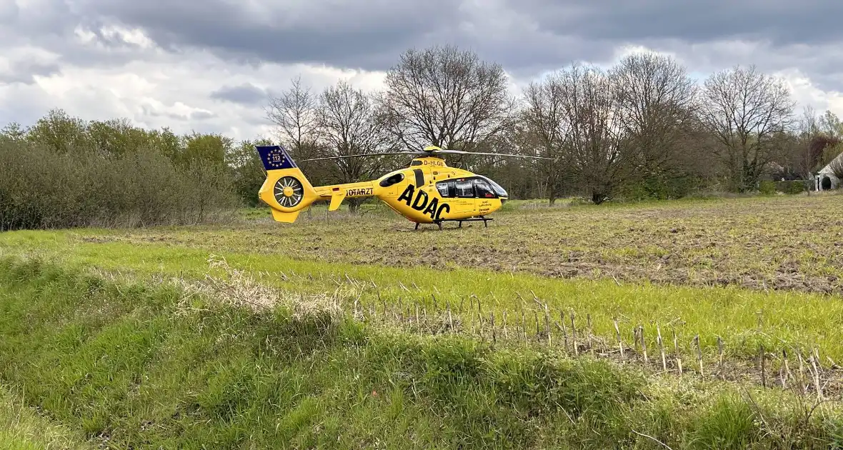 Traumahelikopter landt bij bedrijfsongeval - Foto 1