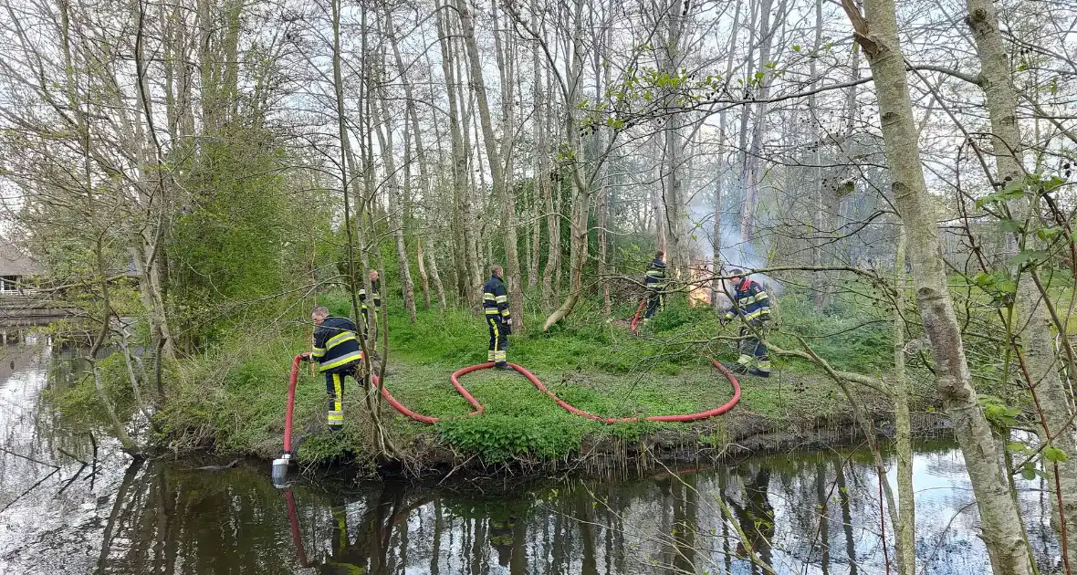 Flinke vlammen bij brand in boomwal - Foto 6