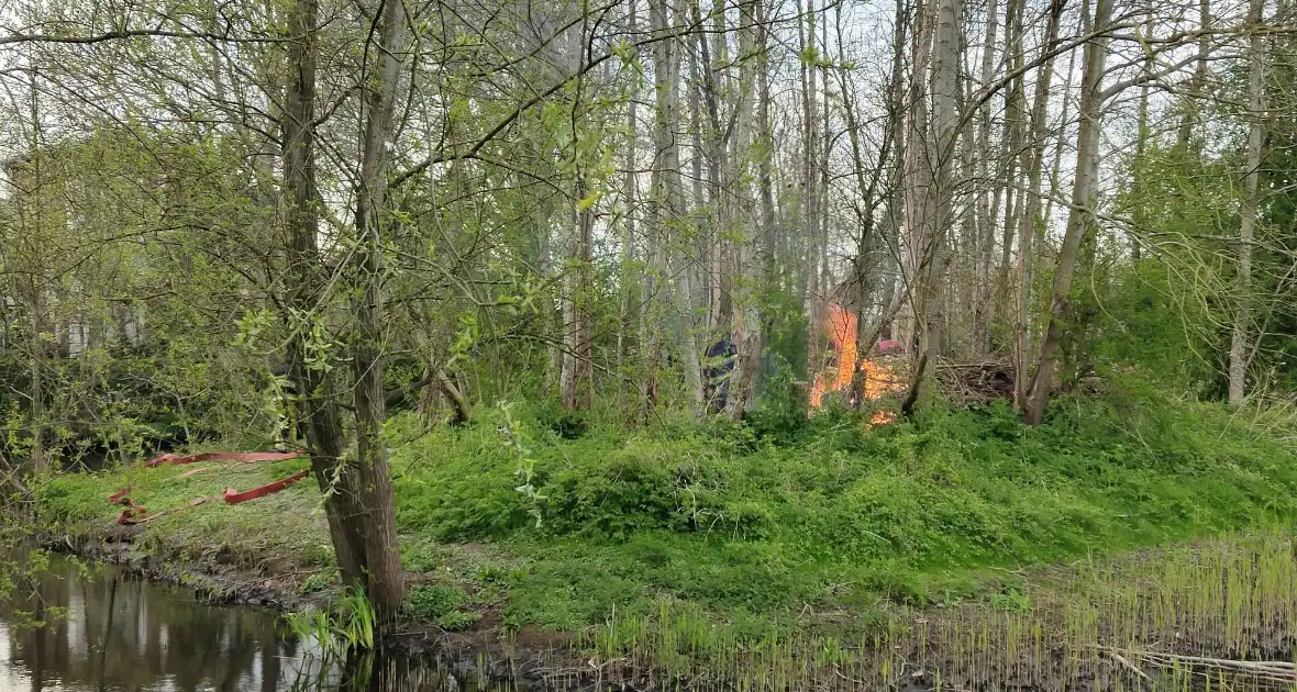 Flinke vlammen bij brand in boomwal - Foto 7