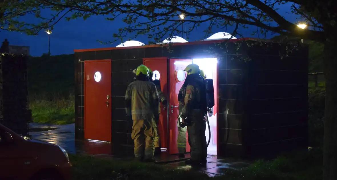 Flinke inzet voor smeulbrand op openbaar toilet