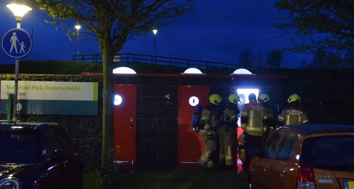 Flinke inzet voor smeulbrand op openbaar toilet - Foto 2