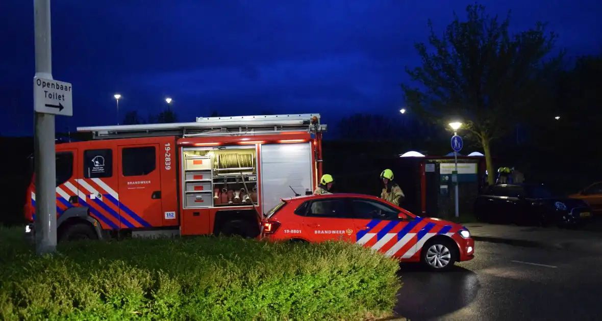 Flinke inzet voor smeulbrand op openbaar toilet - Foto 4