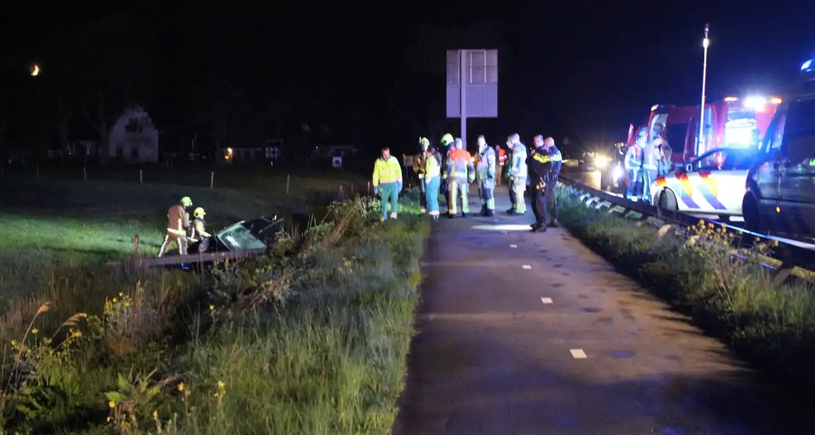 Automobilist laat auto in sloot achter