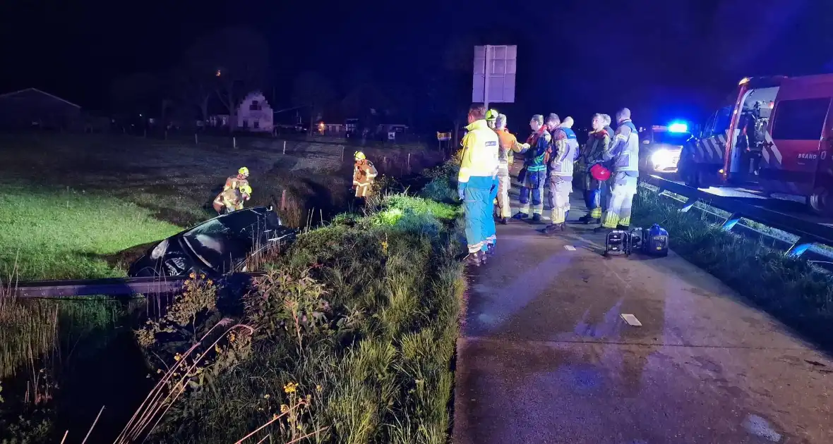 Automobilist laat auto in sloot achter - Foto 1