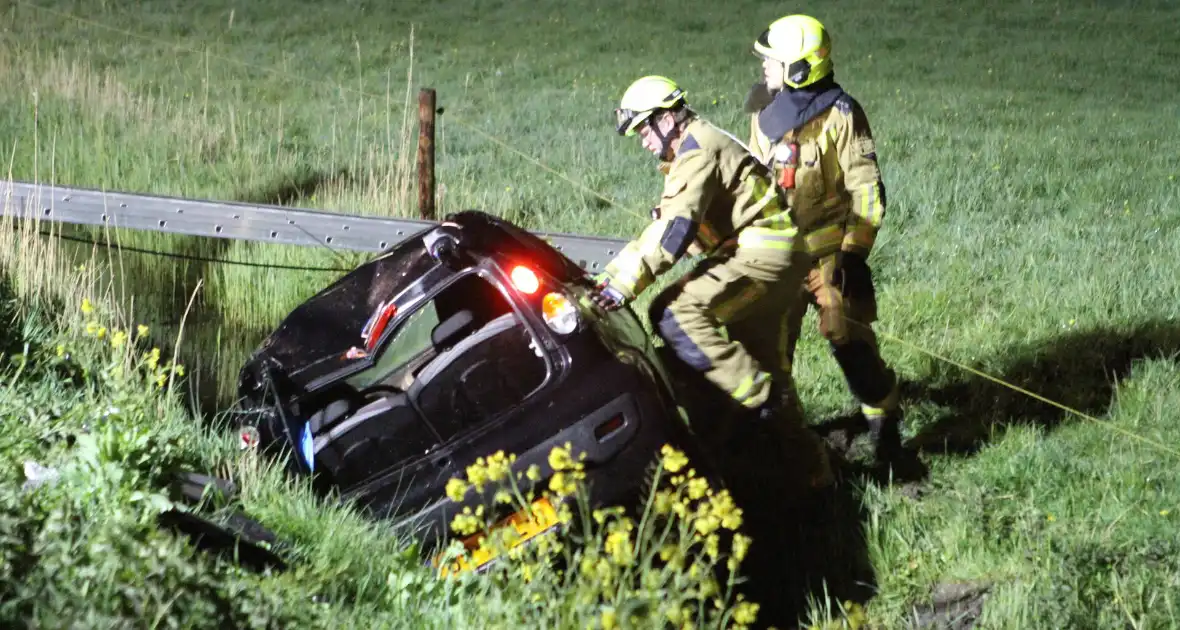 Automobilist laat auto in sloot achter - Foto 10