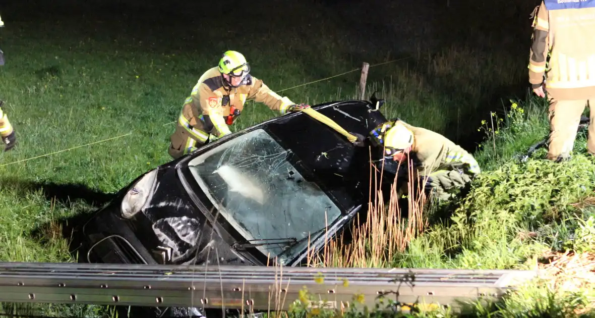 Automobilist laat auto in sloot achter - Foto 11