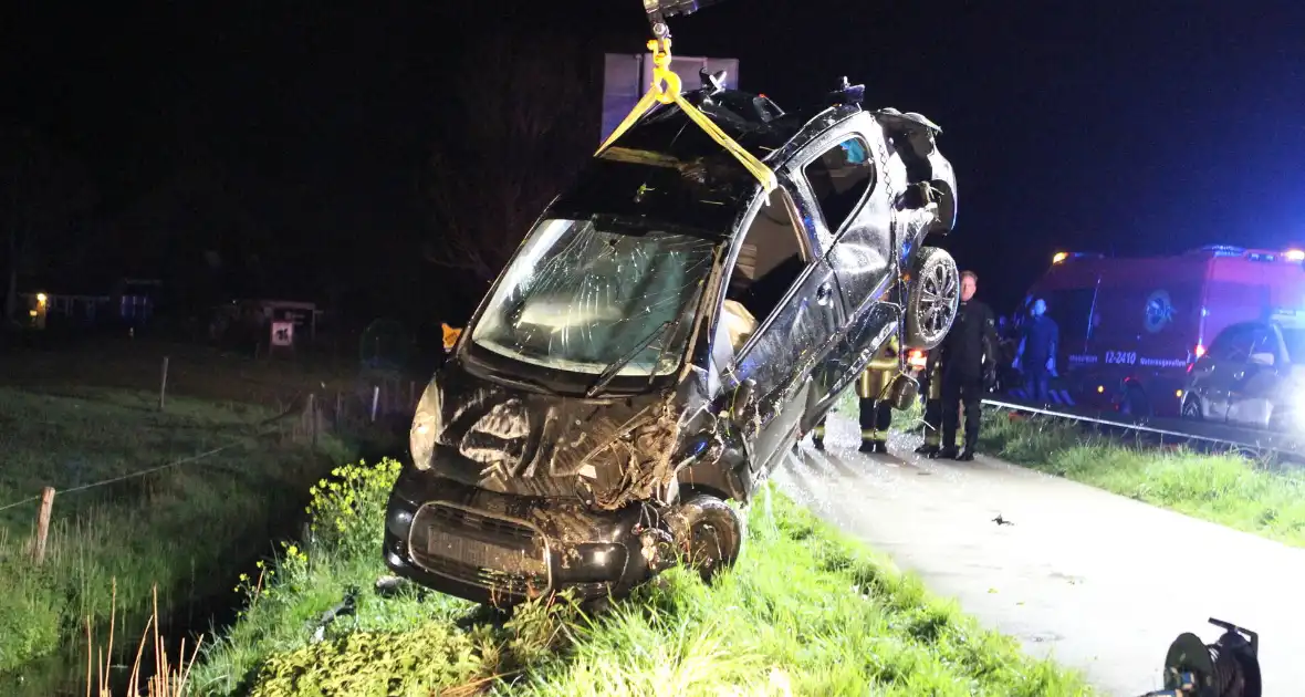 Automobilist laat auto in sloot achter - Foto 12