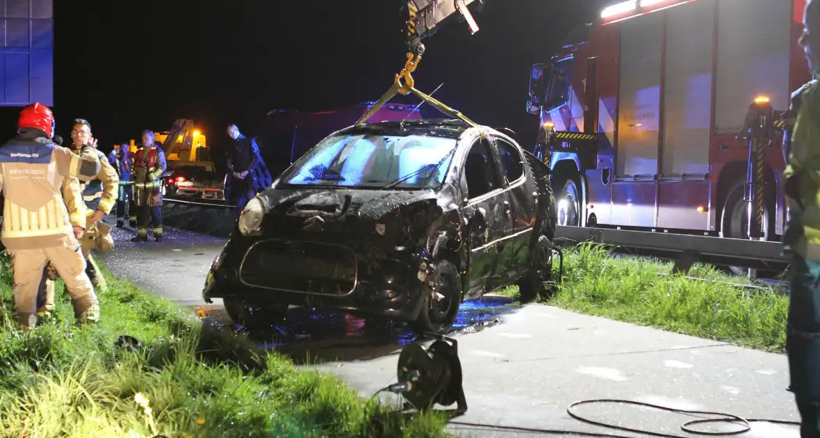 Automobilist laat auto in sloot achter - Foto 13