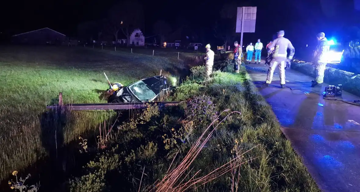 Automobilist laat auto in sloot achter - Foto 2