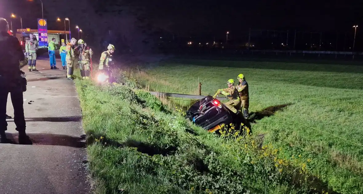 Automobilist laat auto in sloot achter - Foto 3