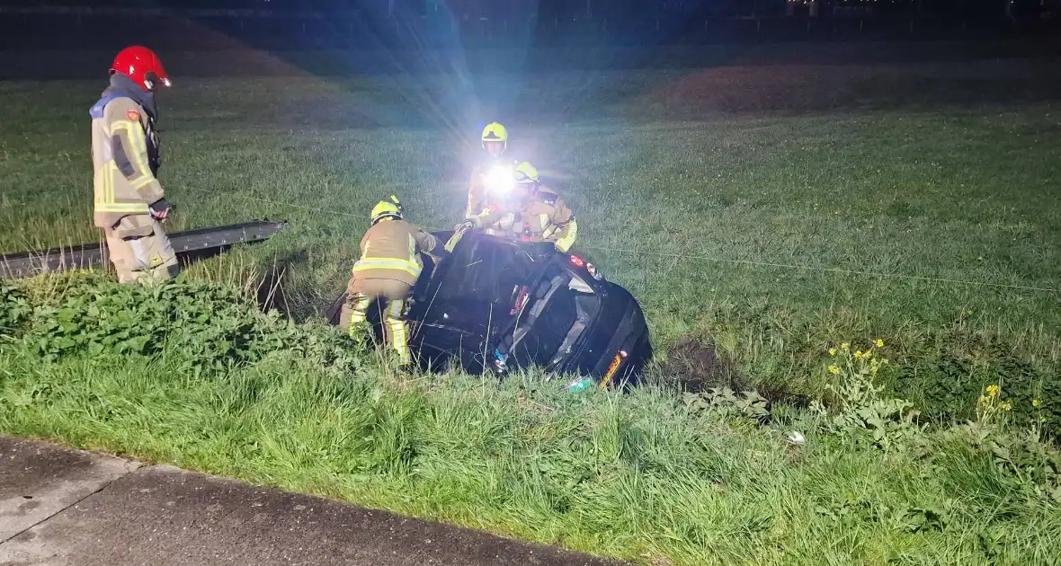 Automobilist laat auto in sloot achter - Foto 4