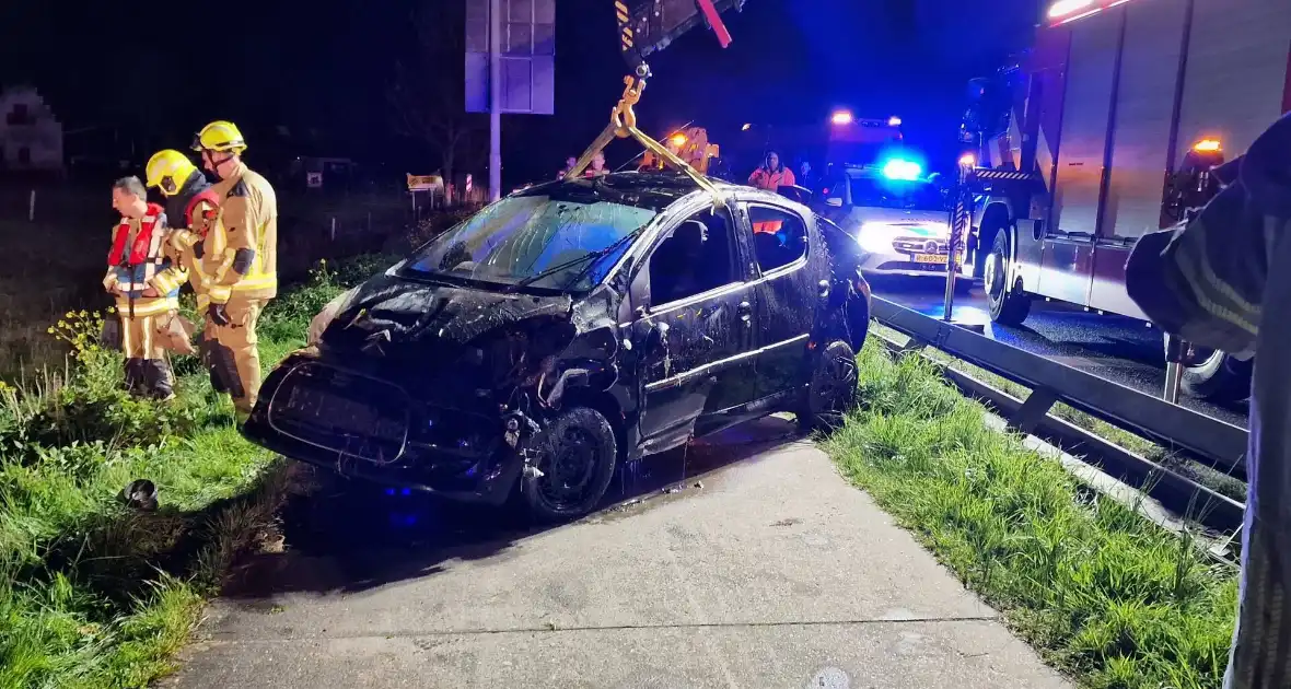 Automobilist laat auto in sloot achter - Foto 5