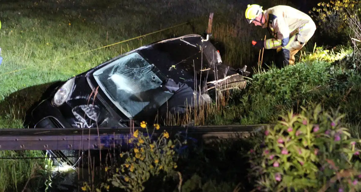 Automobilist laat auto in sloot achter - Foto 8