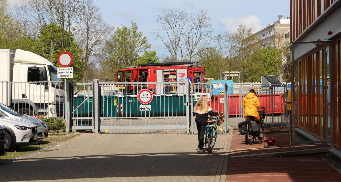 Opslag met accupakketten vliegt in brand