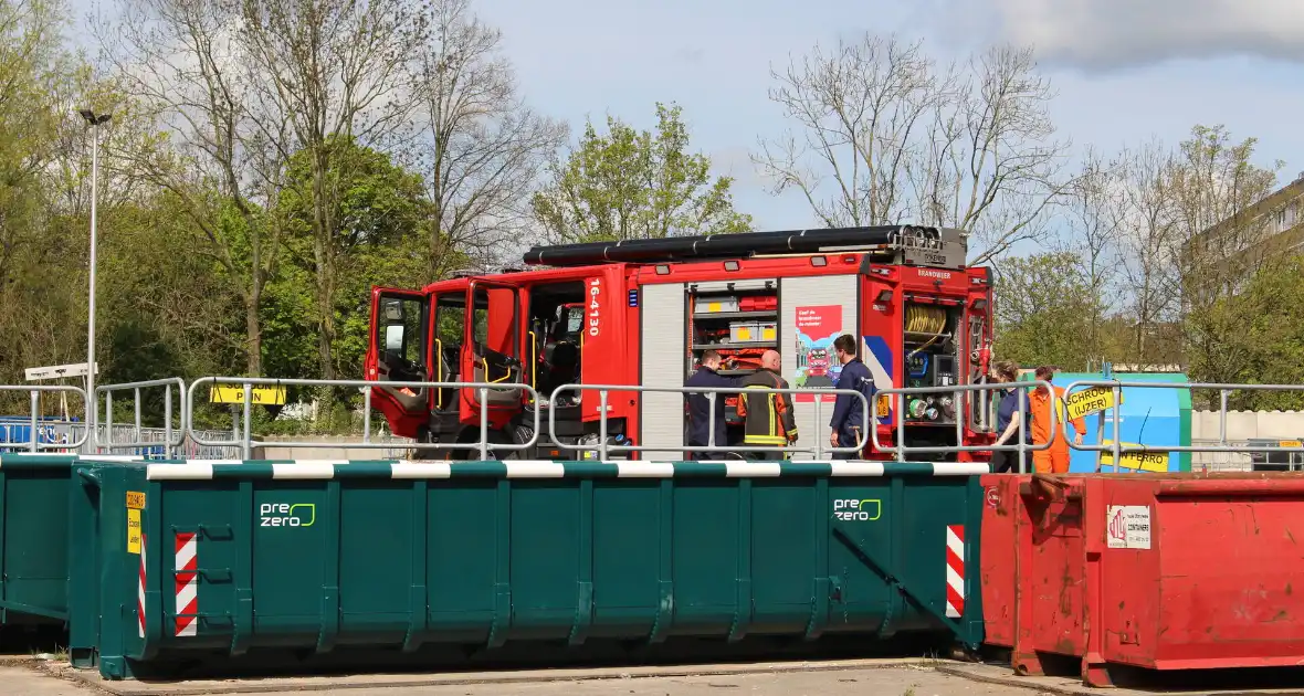 Opslag met accupakketten vliegt in brand - Foto 3