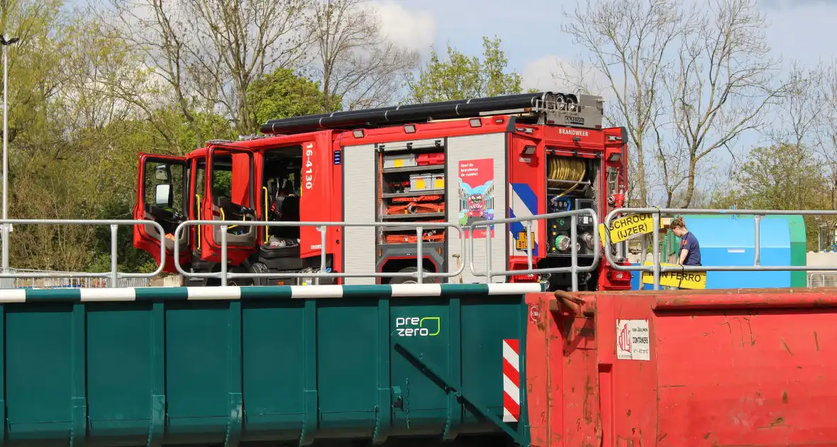 Opslag met accupakketten vliegt in brand - Foto 4