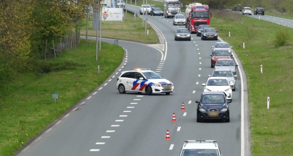 Auto en aanhanger met graafmachine over de kop - Afbeelding 2