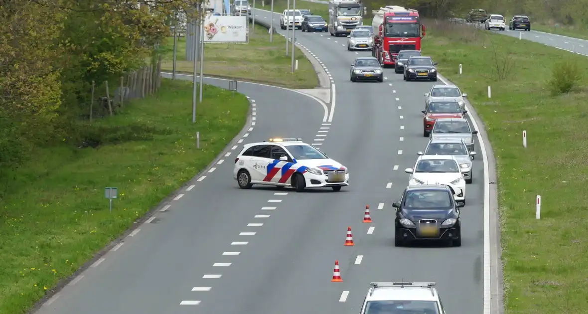 Auto en aanhanger met graafmachine over de kop - Foto 2