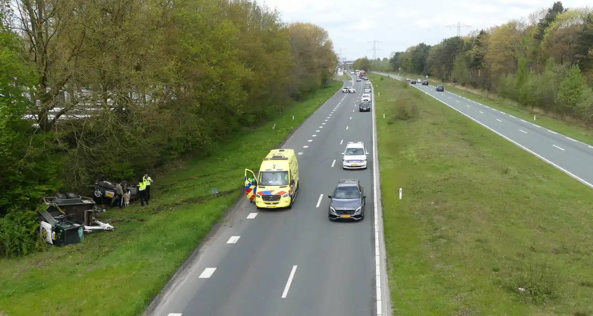 Auto en aanhanger met graafmachine over de kop - Foto 3