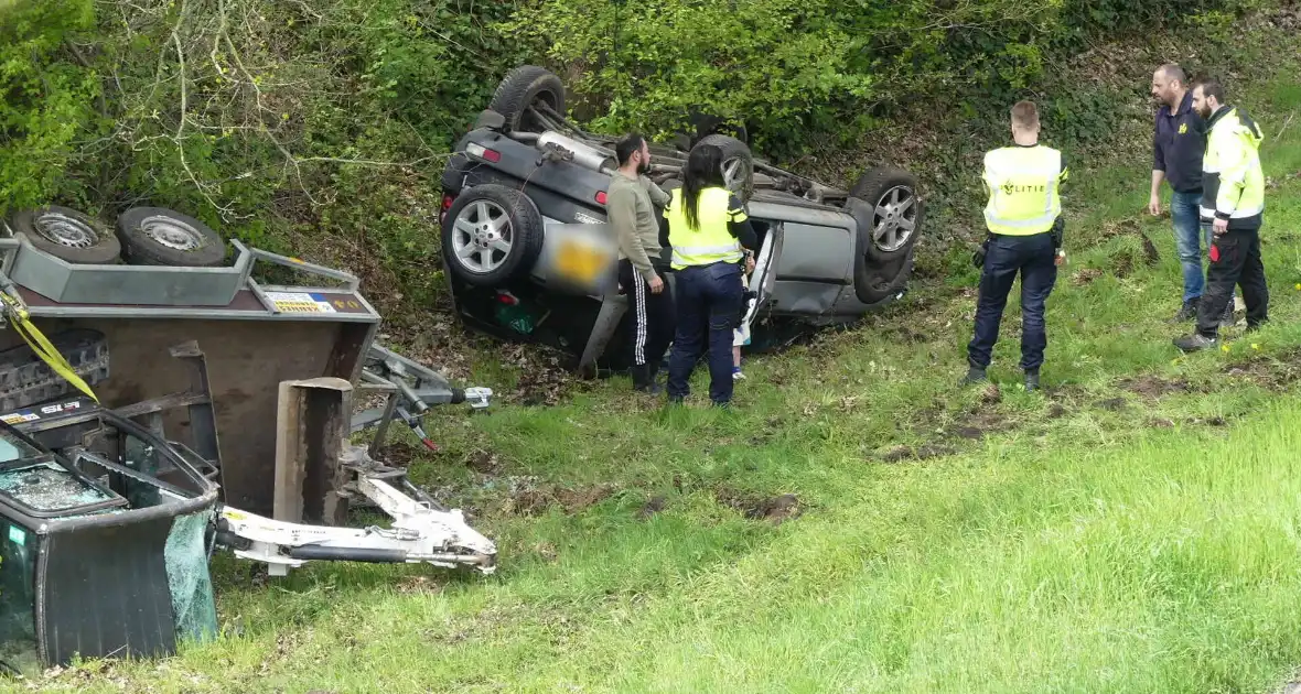 Auto en aanhanger met graafmachine over de kop - Foto 4