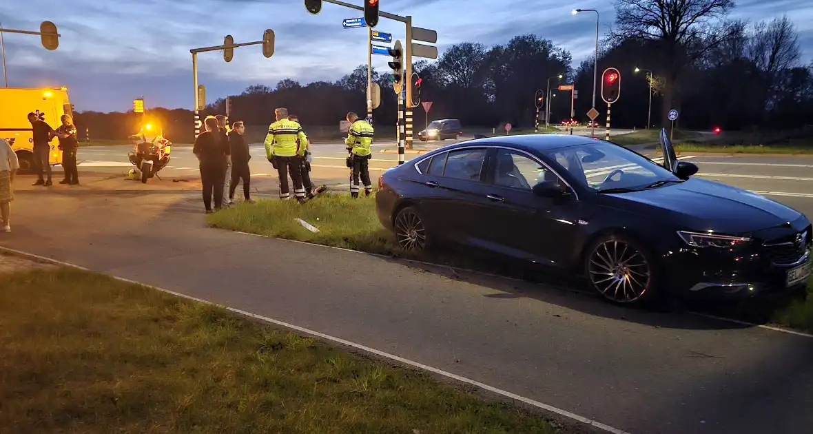 Bestuurder aangehouden na botsing met lantaarnpaal - Foto 1