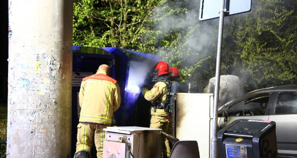 Auto en container in brand gestoken