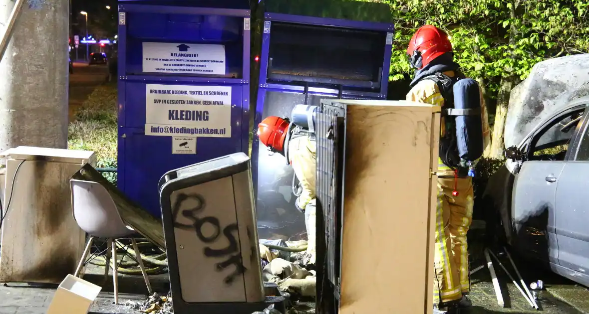 Auto en container in brand gestoken - Foto 8